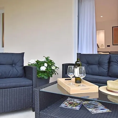 Simun - Brand New, Private Parking Apartment Tucepi