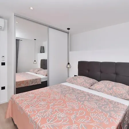 Simun - Brand New, Private Parking Apartment