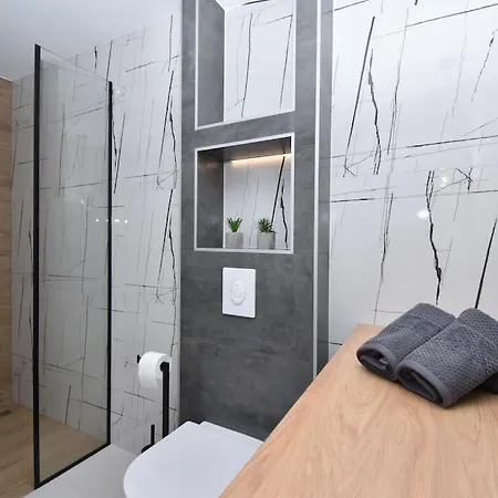 Simun - Brand New, Private Parking Apartment Tucepi