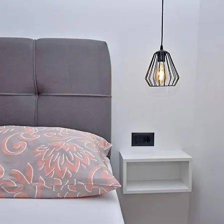 Simun - Brand New, Private Parking Apartment Tucepi