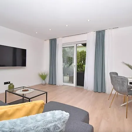 Simun - Brand New, Private Parking Apartment