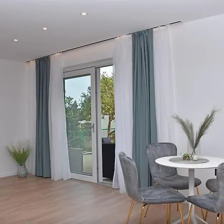 Simun - Brand New, Private Parking Apartment Tucepi