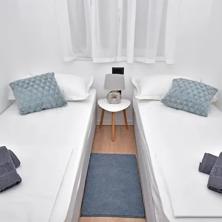Simun - Brand New, Private Parking Apartment