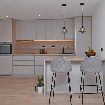 Simun - Brand New, Private Parking Apartment Tucepi